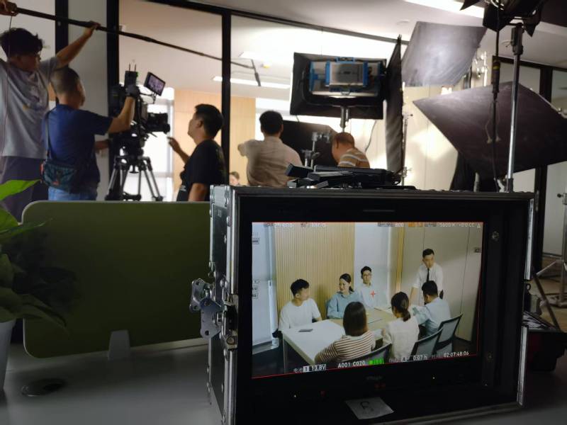 三穗县TVC拍摄公司：科技产品视觉化大师，诠释未来感与功能美学